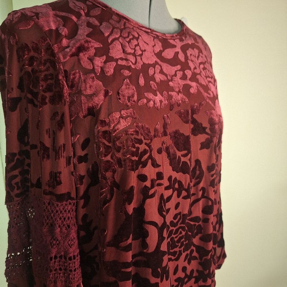 Fringe Benefits Elegant Burgundy Velvet Floral Top Size Large